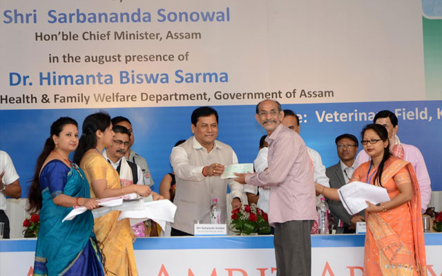 Sonowal distributes cheques to beneficiaries of Atal Amrit Abhiyan