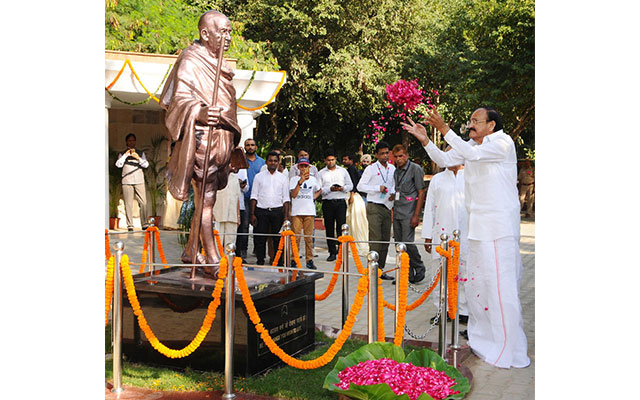 Vice President Naidu unveils statue of Mahatma Gandhi at Delhi Rajghat