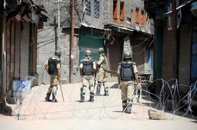 Kashmir :Pak terrorist escapes after shooting down policemen in Srinagar hospital