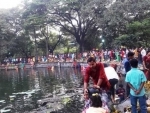 Kolkata: Neglecting NGT's order, Chhath Puja celebrated at Rabindra Sarobar lake in presence of police