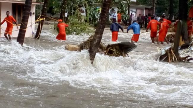 Incessant rain hits life in Kerala, all five gates of Idukki Reservoir opened 