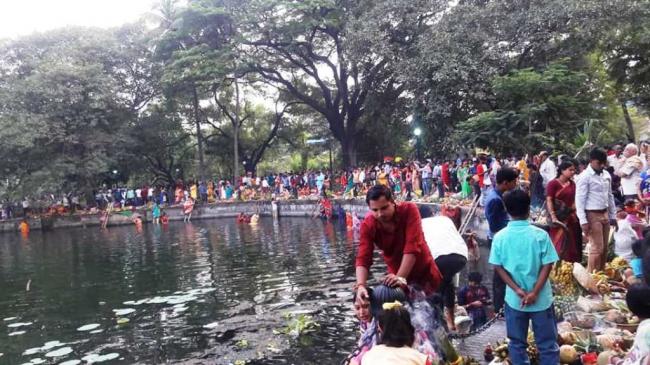 Kolkata: Neglecting NGT's order, Chhath Puja celebrated at Rabindra Sarobar lake in presence of police
