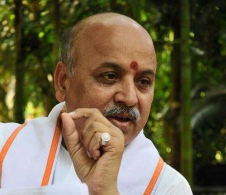 Hardik Patel meets Pravin Togadia in hospital after allegation of threat to life 