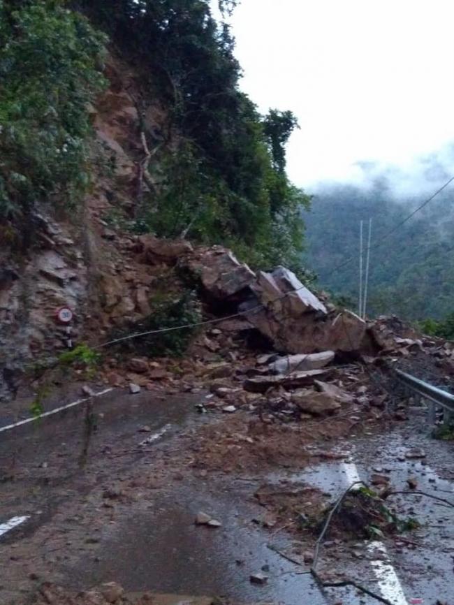 Massive landslides block NH-44 in Meghalaya, thousand vehicles stranded