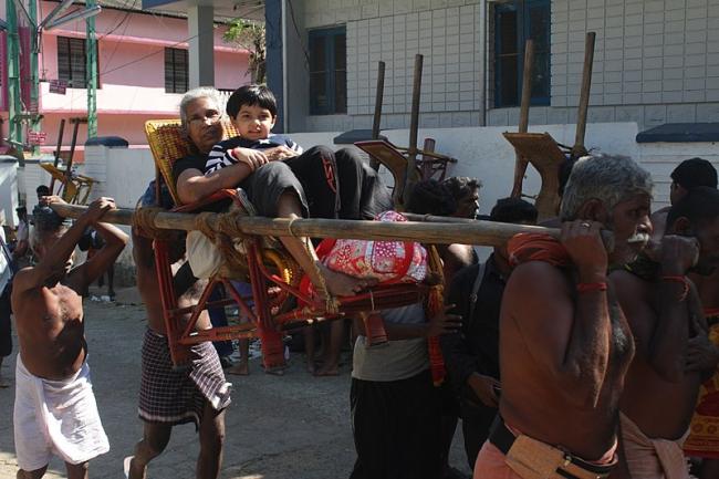 Dolly, a palanquin-type carriage in which the elderly and the physically-challenged devotees are carried by four men on their shoulders between Pampa and Sabarimala. Image: Praveen/Creative Commons