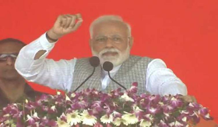 While fearless Modi is fighting terrorists, Congress trying to bring weak government: PM