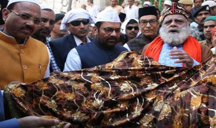  Mukhtar Abbas Naqvi offers â€œchadarâ€ at Dargah Ajmer Sharif on behalf of the Prime Minister Modi