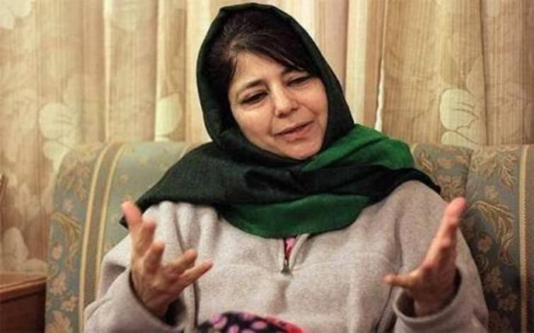 Stones pelted at Mehbooba Muftiâ€™s motorcade in south Kashmirâ€™s Anantnag