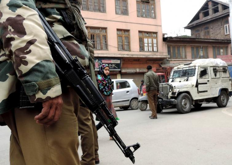 Militants shoot at cop and critically injure him in Srinagar