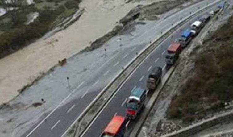 Jammu-bound stranded vehicles to ply on Kashmir highway
