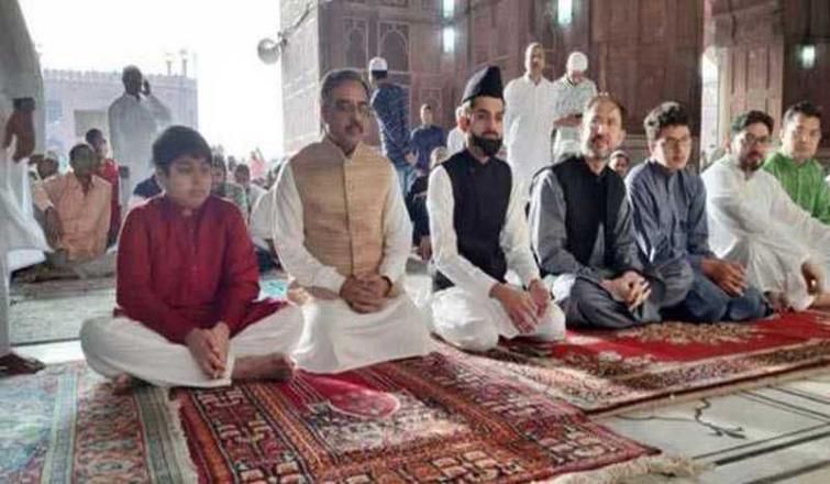 Pakistan Foreign Secy Sohail Mahmood offers Eid prayers at Delhi's Jama Masjid