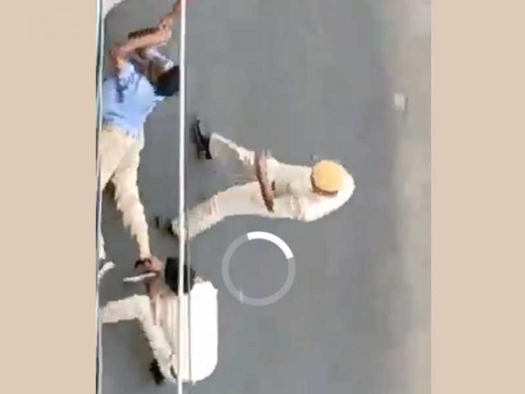 Argument between tempo driver, policemen turns ugly in Delhi, video goes viral