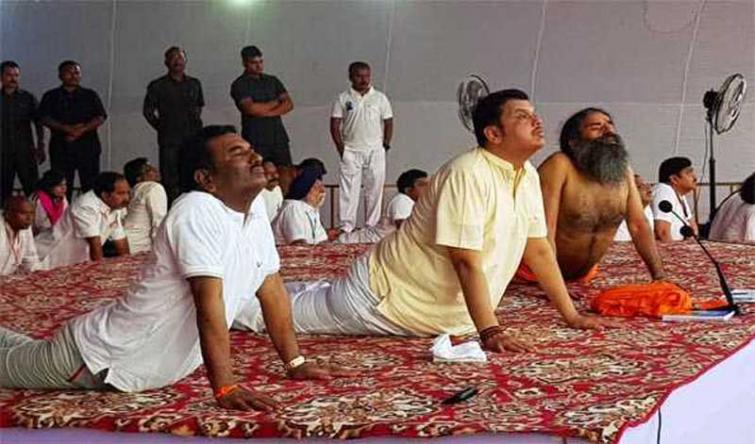 Devendra Fadnavis, Baba Ramdev practice Yoga with 1.10 lakh people in Nanded