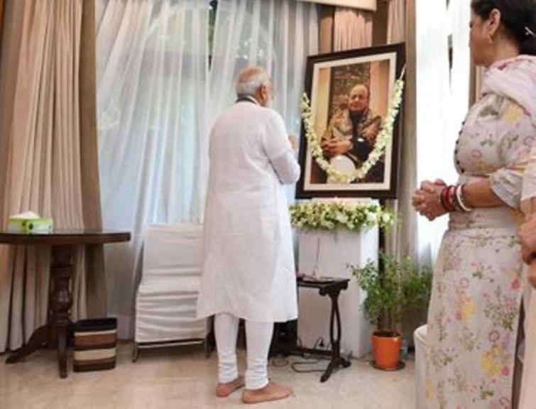Narendra Modi visits Arun Jaitley's residence, pays tribute to him