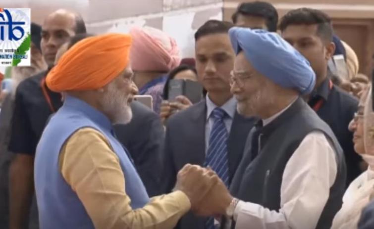 Modi shares light moment with Manmohan Singh before former PM's departure for Kartarpur Sahib