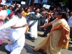 PM Narendra Modi is looting country : Mamata Banerjee