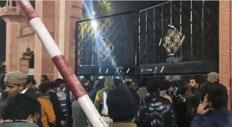 Police, students clash at Aligarh Muslim University