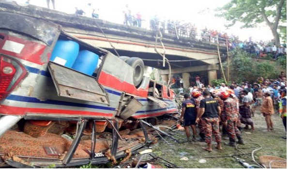 Eight dies in bus mishap on Dhaka-Kolkata Highway