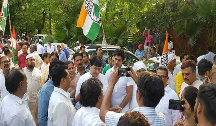 Congress members across India urge party president Rahul Gandhi's not to resign