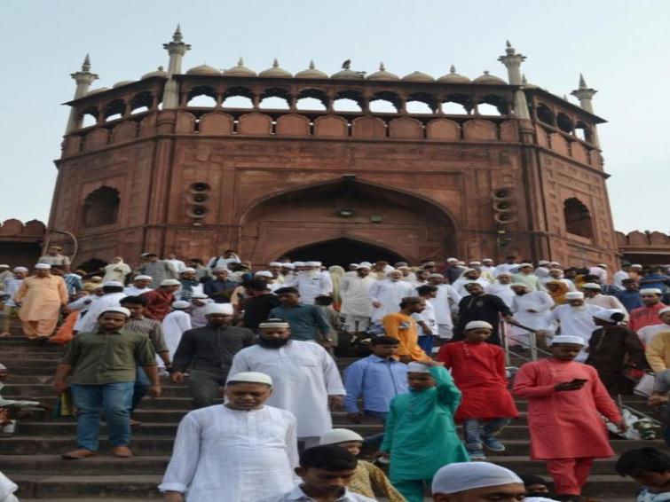 Anti-CAA stir: Locals at Jama Masjid offer roses to police personnel