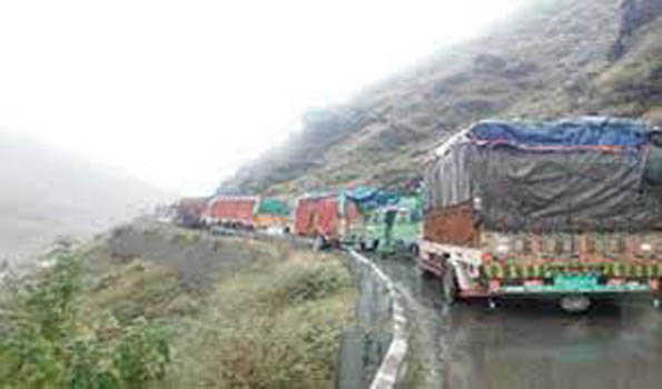 Jammu bound stranded vehicles to ply on Kashmir highway only