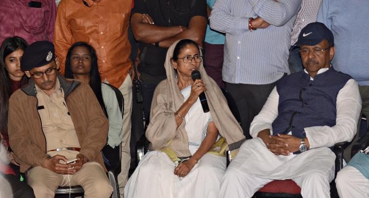 Kolkata: Mamata Banerjee continues her dharna against CBI move to quiz city police chief