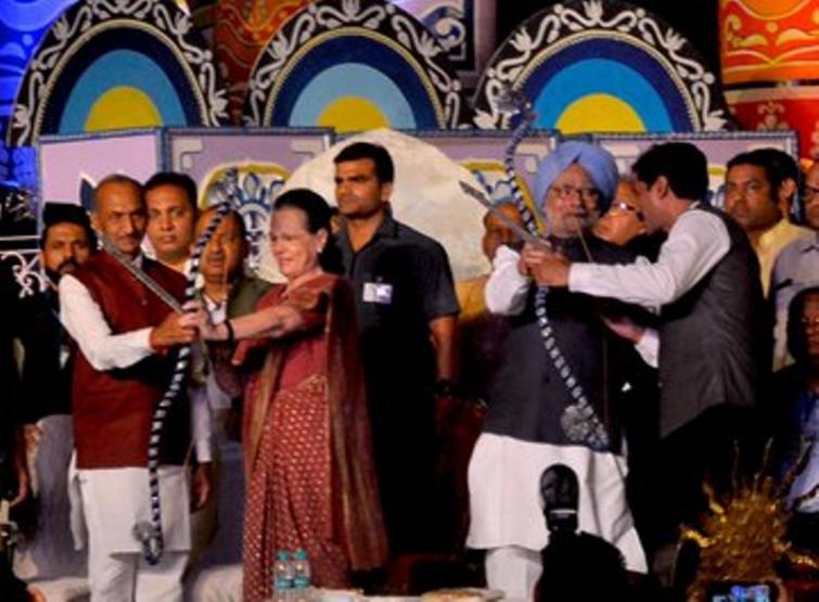 Congress leaders Sonia Gandhi, Manmohan Singh attend Dusshera celebrations