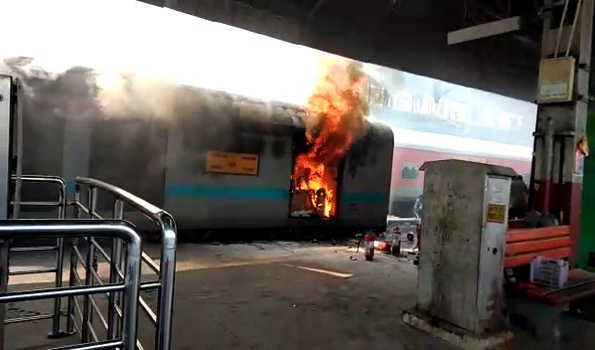 Fire breaks out at New Delhi Railway station in Kerala bound train, no casualty 
