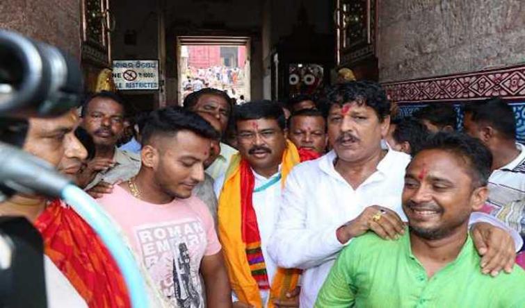 Dharmendra Pradhan visits Jagannath temple, inspects damage caused by Fani