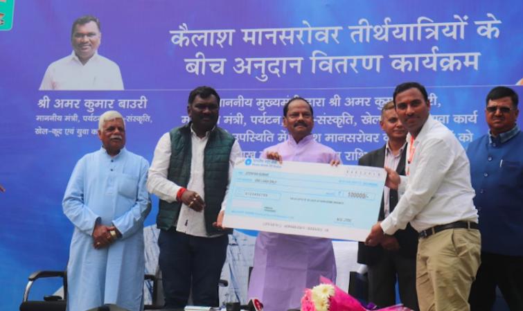 Jharkhand CM distributes Rs 1 lakh each among Kailash Mansarovar pilgrims