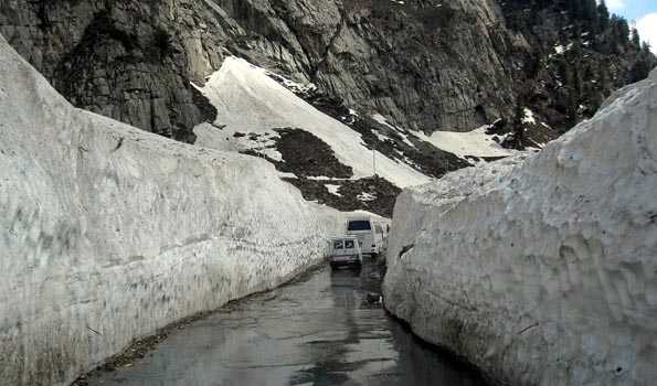 Kashmir: Srinagar-Sonamarg road re-opens for traffic after over 4 months