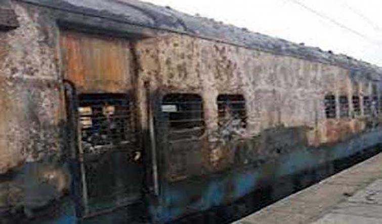 Two jump out of train on fire and die