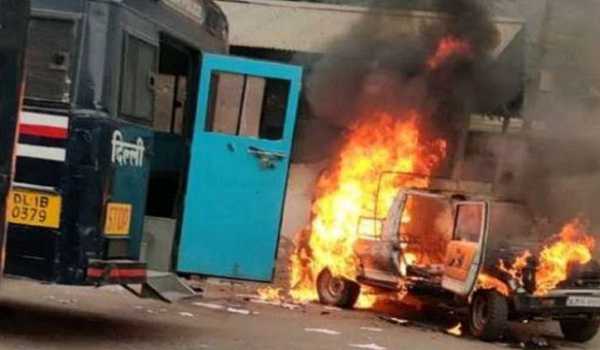 Lawyers-police clash at Tis Hazari court in Delhi, cars set on fire