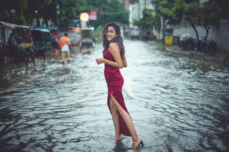 Mermaid in disaster: Model Aditi Singh poses in Patna flood, pictures trend on social media