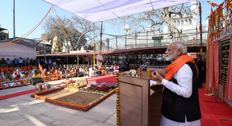 PM Narendra Modi offers prayers at Kashi Vishwanath Temple