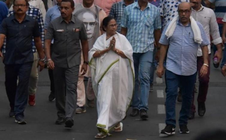 Mamata Banerjee hits streets a day after Amit Shah held mega roadshow in Kolkata