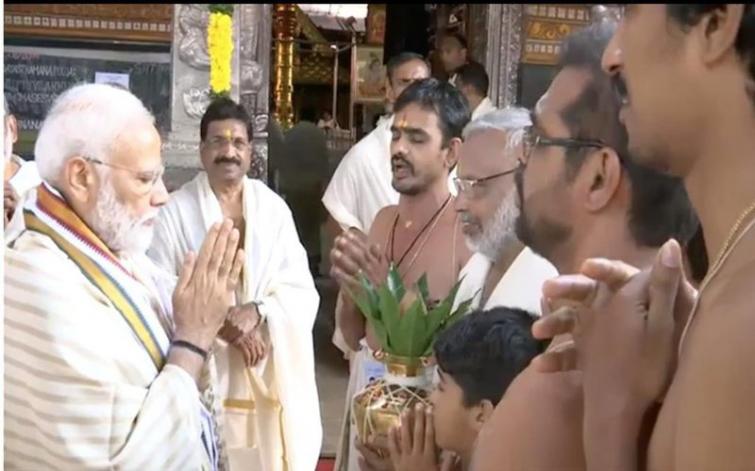 PM Modi prays at Kerala's Guruvayur Temple 
