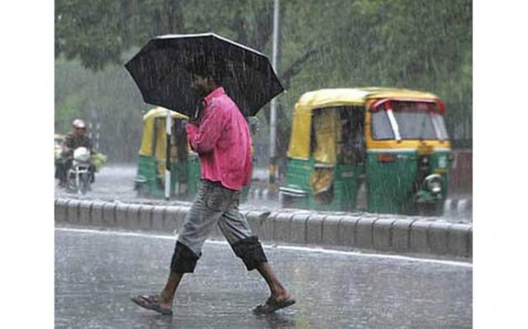 Heavy rain lashes Vizag city in Andhra Pradesh