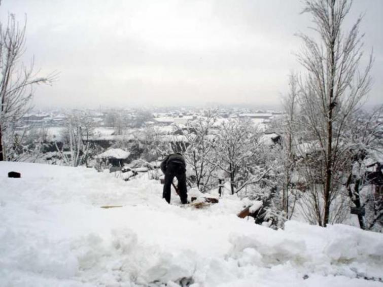 High reaches of Himachal experience snowfall