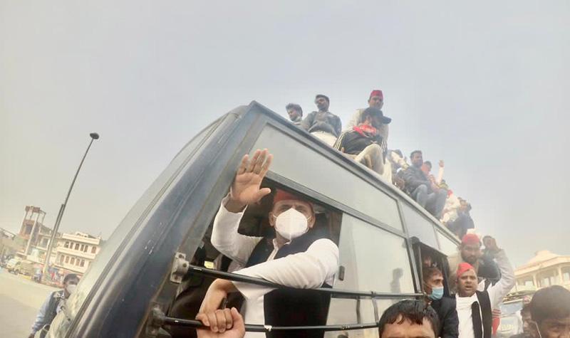 Former UP CM Akhilesh Yadav, who was on way to join farmers' protest, detained in Lucknow