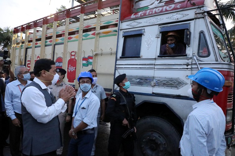 Assam CM Sonowal visits LPG Bottling Plant at Bijaynagar, asks IOCL functionary for uninterrupted supply of LPG