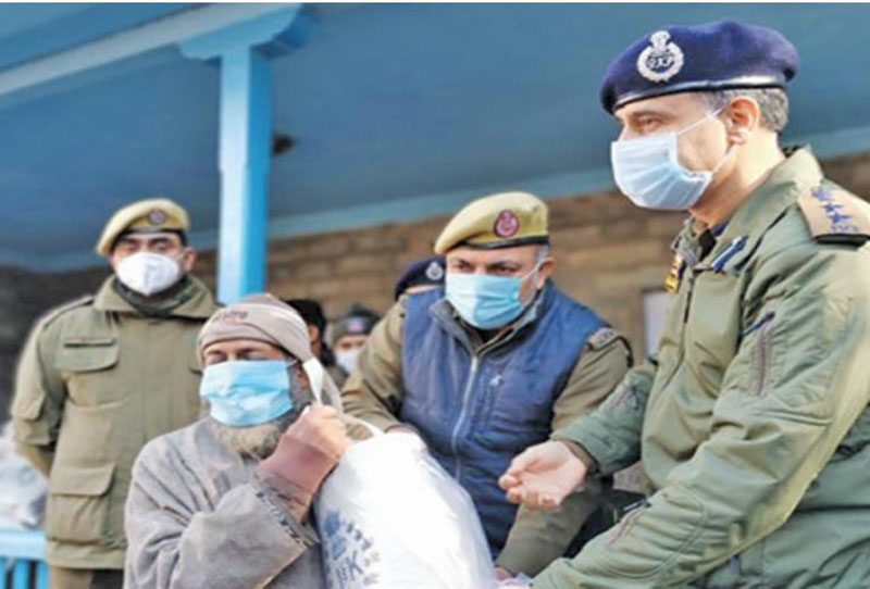 Jammu and Kashmir: Baramulla police distributes COVID19 preventive kits