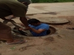 Karnataka BJP corporator enters manhole to clear clogged pipe, draws praise
