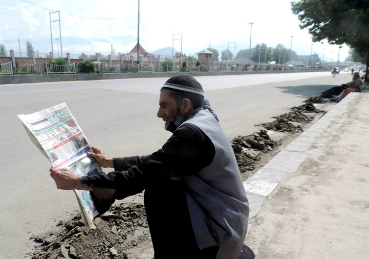 Kashmiris labourers, stuck at Kangra, return home