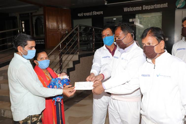 Charitable organisation from Udaipur helps to pay medical expenses of a poor family