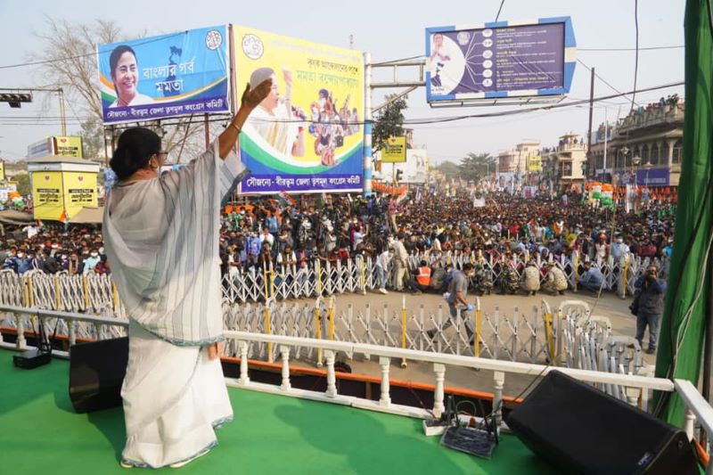 Mamata Banerjee addressing crowd in Bolpur