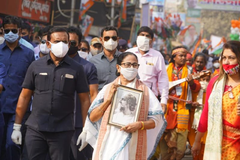 Mamata Banerjee carrying portrait of Rabindranath Tagore 