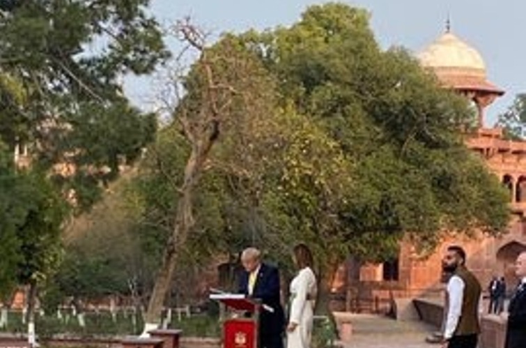 After visiting Taj Mahal, Donald Trump along with Melania arrive in Delhi 