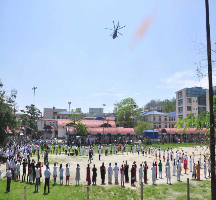 Guwahati : Armed forces express gratitude to COVID-19 warriors with flower petal showers, flypasts