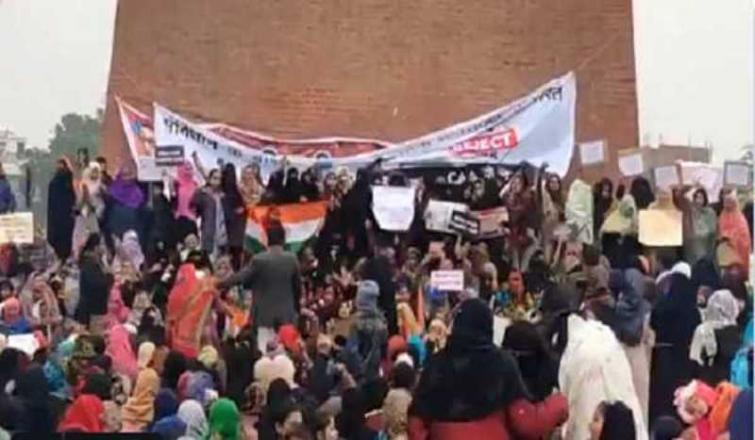 Anti-CAA protests: Women, children showing the way in Hussainabad
